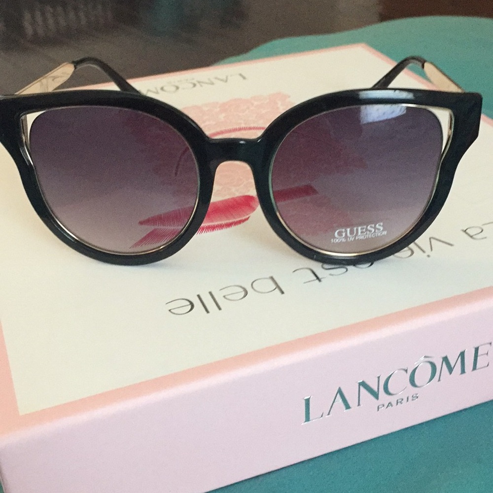 Sunglasses 🕶 Guess